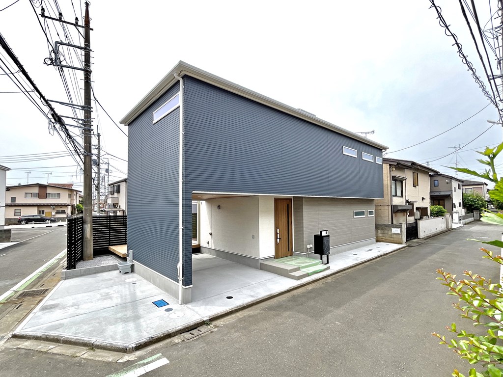 ラビングタウン上新井5丁目75 | 断熱性能が高く季節を通じて快適に過ごせるZEH水準省エネ住宅。21帖のLDKは吹抜とオープン階段でより広がりを感じさせます
