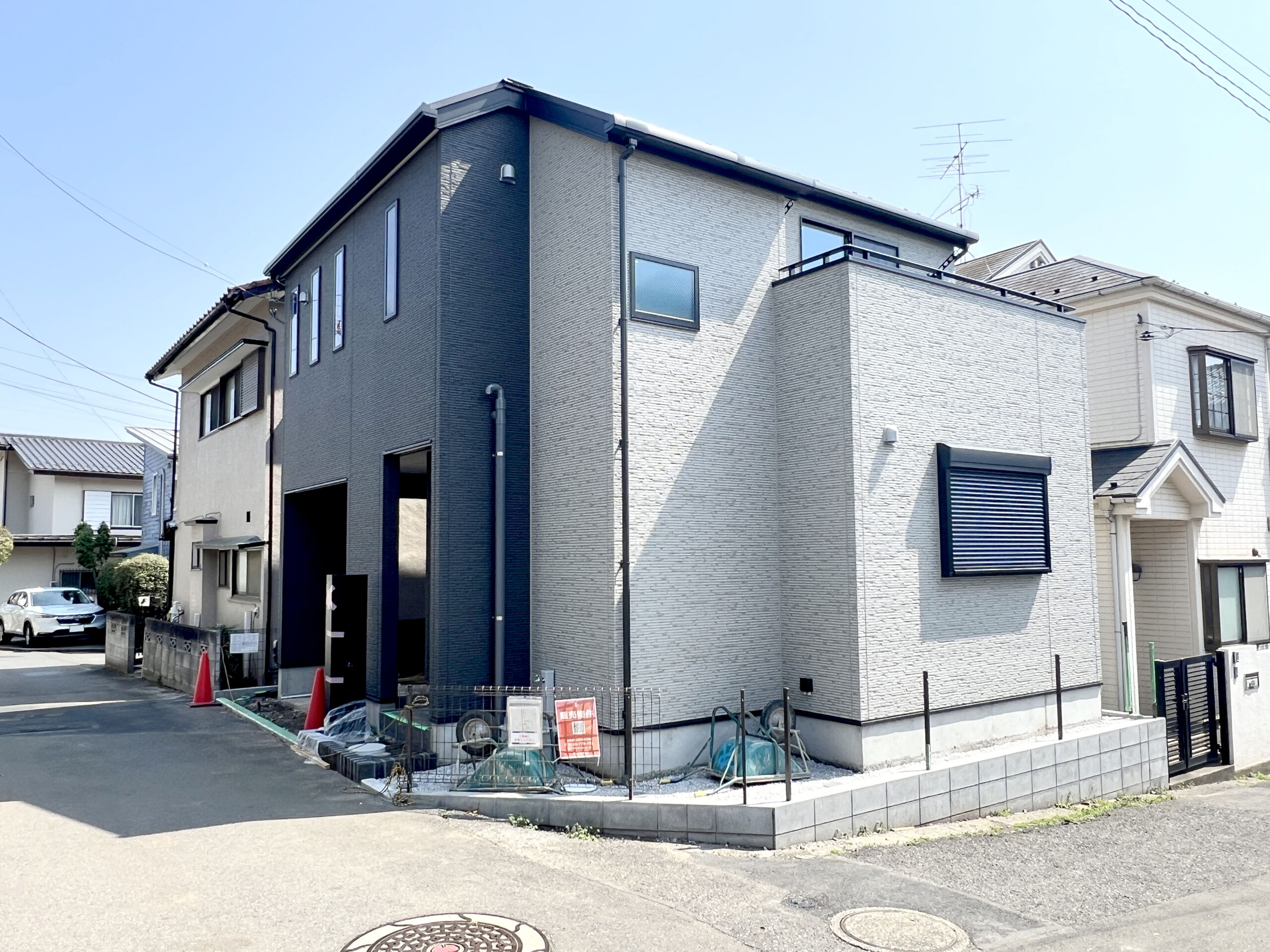 ラビングタウン上新井3丁目22 | 断熱性能が高く季節を通じて快適に過ごせるZEH水準省エネ住宅。LDK12.3帖。勾配天井を活かし、広がりを持った空間設計。