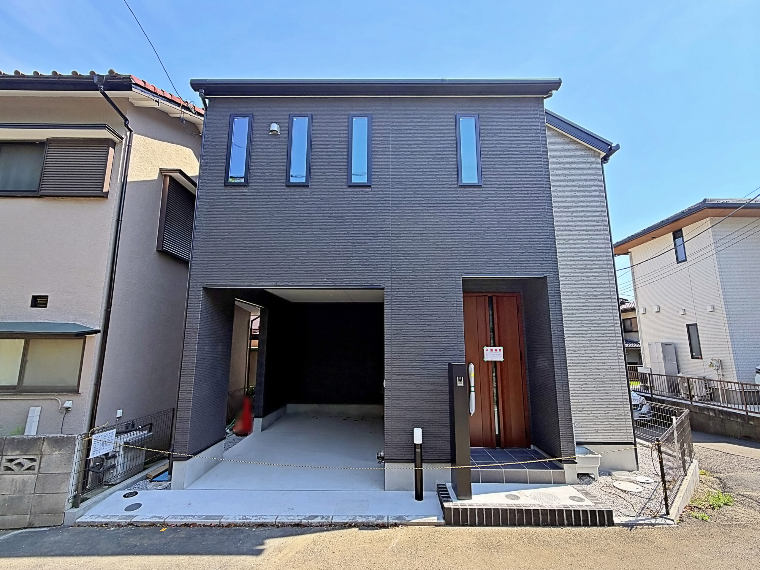 ラビングタウン上新井3丁目22 | 断熱性能が高く季節を通じて快適に過ごせるZEH水準省エネ住宅。LDK12.3帖。勾配天井を活かし、広がりを持った空間設計。